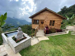 ein kleines Holzhaus mit einer Statue davor in der Unterkunft Villa Amelia in Vista Nieve