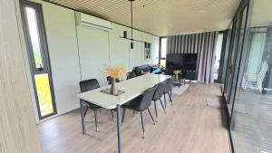 Nguyên NgoạiにあるNinh Xuan - Hoa Lu homestayのダイニングルーム(白いテーブル、椅子付)