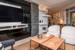 TV a/nebo společenská místnost v ubytování Stylish Sunlit Ocean View Oasis!