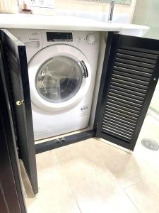 a washing machine in a kitchen with a counter at Piropos de Doñana in El Rocío +9 photos