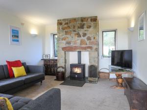 a living room with a fireplace and a tv at The Wellington in Pwllheli
