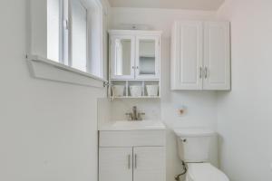 un bagno bianco con lavandino e WC di Renton Home Gazebo with TV and BBQ, 15 Mi to Seattle a Renton