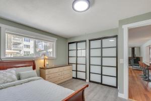 una camera da letto con un letto, una scrivania e una finestra di Renton Home Gazebo with TV and BBQ, 15 Mi to Seattle a Renton