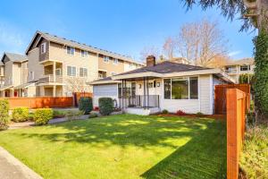 una casa con un cortile davanti di Renton Home Gazebo with TV and BBQ, 15 Mi to Seattle a Renton
