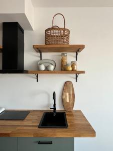 Kitchen o kitchenette sa Deluxe Studio La Cambre - with view