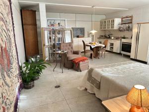 a room with a kitchen and a living room at Body & Mind Beautiful - Suites Elegantes e Charmosas in Franca