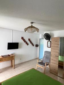 TV a/nebo společenská místnost v ubytování Tuileries Paradise