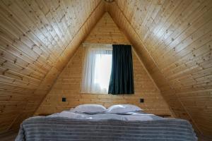 Letto o letti in una camera di UnderHill Kazbegi