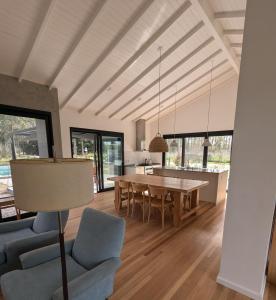 a dining room and kitchen with a table and chairs at Casa para 6 en Estancia Las Malvinas in Brandsen