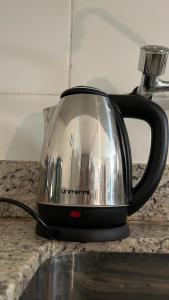 - Hervidor de té en la encimera en Body & Mind Beautiful - Suites Elegantes e Charmosas, en Franca