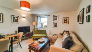 a living room with a couch and a tv at Stunning 2 bedrooms apartment in London