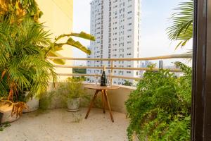 a small table on a balcony with plants at Apartamento frente al mar, vista al centro de Cartagena in Cartagena de Indias