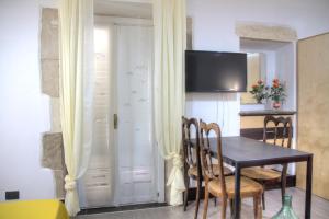 TV a/nebo společenská místnost v ubytování Casa Sogniblei locazione turistica