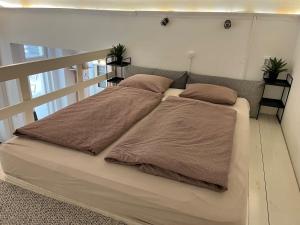 A bed or beds in a room at Brand New Garden Flat / Free Parking