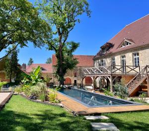 a house with a swimming pool in the yard at Les Chambres du parc in Monnières