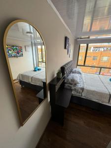 Postel nebo postele na pokoji v ubytování Gato Neon Hostel