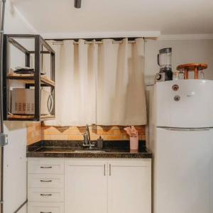 eine Küche mit Spüle und Kühlschrank in der Unterkunft Casa Dinamarca in Santa Teresa