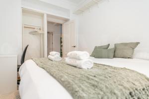 Letto o letti in una camera di Charming apartment with private patio by REMS