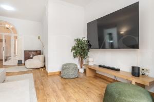 TV o dispositivi per l'intrattenimento presso Charming apartment with private patio by REMS
