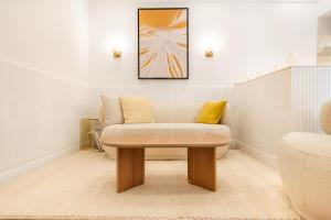 Area soggiorno di Charming apartment with private patio by REMS
