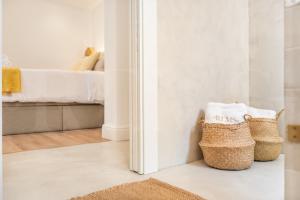 Letto o letti in una camera di Charming apartment with private patio by REMS