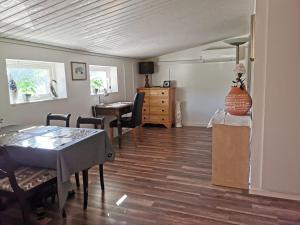 a living room with a table and a desk at Tofta Konstgalleri-Hel Lägenhet 70kvm in Varberg