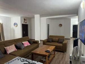 Χώρος καθιστικού στο Villa à Malicounda 3 chambres, piscine, calme et confort à 10 min de Saly