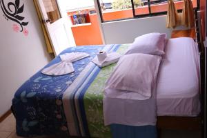 Rúm í herbergi á Andes Hostal