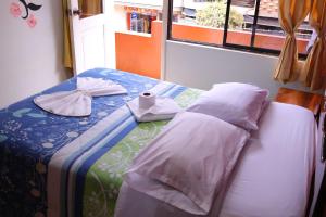 Rúm í herbergi á Andes Hostal