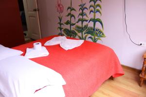 Rúm í herbergi á Andes Hostal