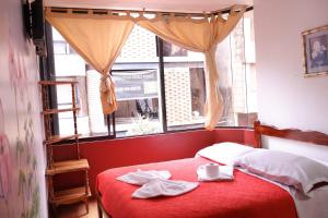 Rúm í herbergi á Andes Hostal