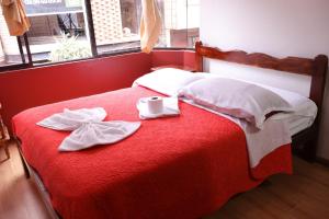 Rúm í herbergi á Andes Hostal