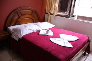 Rúm í herbergi á Andes Hostal