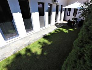 Κήπος έξω από το Center Apartment with Garden Zoe