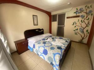 Rúm í herbergi á Andes Hostal