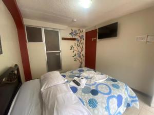 Rúm í herbergi á Andes Hostal