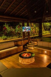 a living room with a large aquarium and a pizza at A Casa da Ponte, Casa em condominio para Familias, Festas e Eventos in Bertioga