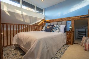 Un dormitorio con una cama grande y una ventana. en Countryside Fully Furnished Apartment in Halifax, en Halifax