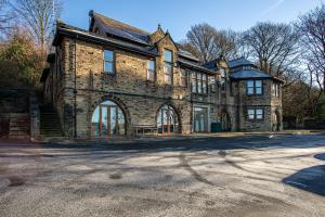 Un gran edificio de ladrillo con una entrada arqueada. en Countryside Fully Furnished Apartment in Halifax, en Halifax