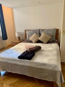 Posteľ alebo postele v izbe v ubytovaní Cedar Inn Budapest - Palace District