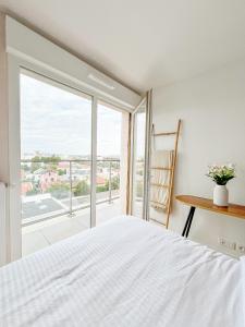 En eller flere senge i et værelse på 10 Minutes From Paris - Stunning Views - Scandi Zen Paris + 38 billeder