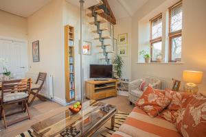Una sala de estar con un sofá y un televisor. en Countryside Fully Furnished Apartment in Halifax, en Halifax