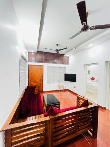 un soggiorno con un divano e un tavolo di The Signature Suites a Edappally