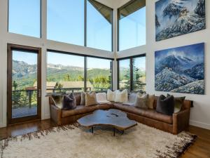 Un lugar para sentarse en 6 Silver Peaks by Moonlight Basin Lodging