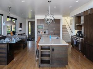 Una cocina o cocineta en 6 Silver Peaks by Moonlight Basin Lodging