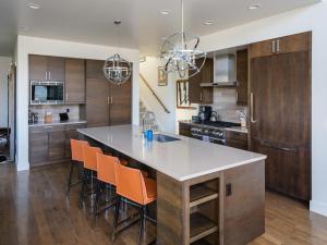 Una cocina o cocineta en 6 Silver Peaks by Moonlight Basin Lodging