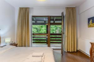 En eller flere senge i et værelse på Apartament Tyana