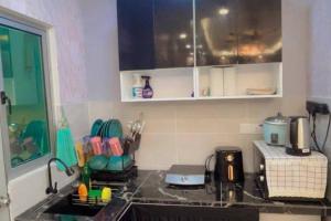 Kuchyňa alebo kuchynka v ubytovaní Setapak KL Apt 3 Room 8 pax