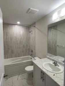 Un baño con bañera, inodoro y lavabo. en Cozy 3-Bedrooms T-Home #Niagara, en Thorold 16 fotos más