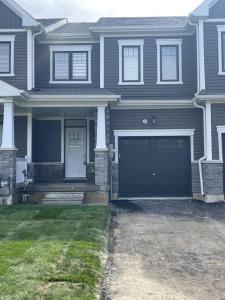 una casa gris con garaje y entrada en Cozy 3-Bedrooms T-Home #Niagara, en Thorold